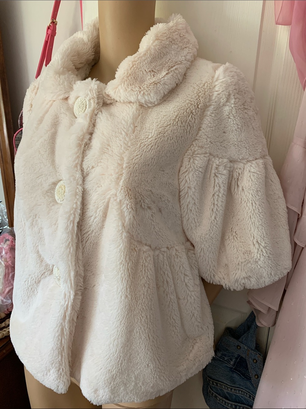 Y2K Fluffy super soft cream faux fur jacket short sleeve S M